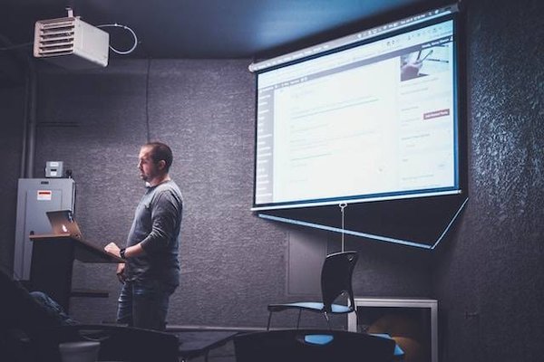 Les qualités essentielles pour devenir un bon entrepreneur orateur